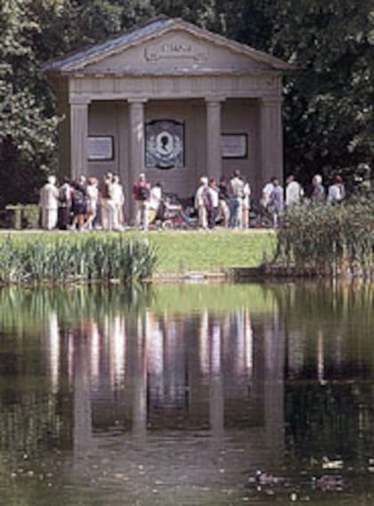 El mausoleo donde descansan los restos de Diana, en una isla, dentro de un lago de Althorp.