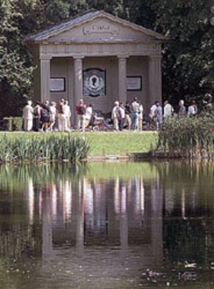 El mausoleo donde descansan los restos de Diana, en una isla, dentro de un lago de Althorp.