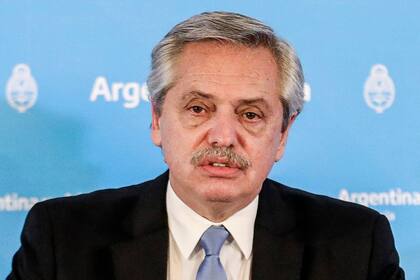 "Podemos empezar a disfrutar el fútbol por televisión, pero hay que tener mucho cuidado con el contagio de los jugadores"