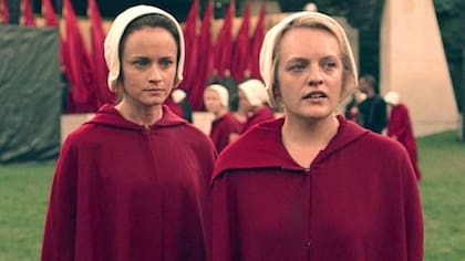 Alexis Bledel y Elisabeth Moss, ganadoras por su actuación en The Handmaid's Tale