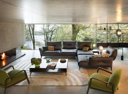 "Podemos ser muy coloridos, pero también vamos por tonos muy naturales: terrosos y verde musgo, con los que también trabajamos mucho", dice Fernández, que además asegura que el lustre oscuro está volviendo.