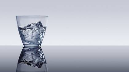 Podemos ver cómo a medida que aparece la sustancia A, esta va comiendo a la sustancia B