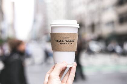 Podés elegir el café de Import Coffee para llevar o para disfrutar in situ con alguna tentación pastelera que acompañe.