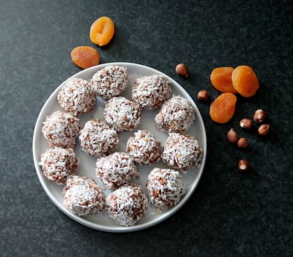 Podés rebozar las trufas en coco