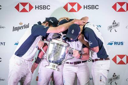 La Dolfina, el abrazo y la copa que los acredita como campeones del Abierto de Palermo por octava vez.