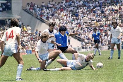 Poesía en el Azteca: Maradona desparrama ingleses en 1986; la Argentina nunca más ganaría el clásico