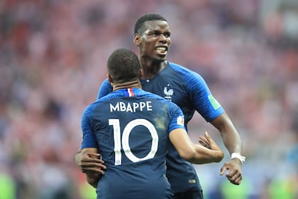 Pogba se abraza con Mbappé, durante la final del Mundial 2018 que ganaron con Francia