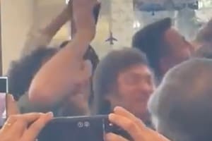 Pogo de Milei en Aeroparque