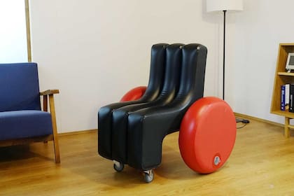 Poimo es una plataforma de soft mobility que también desarrolló un prototipo de silla de ruedas inflable equipada con un motor eléctrico