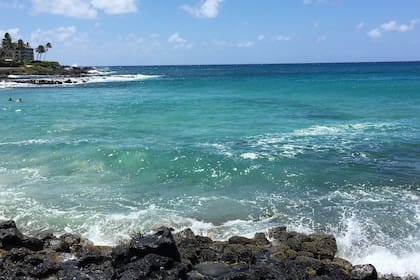 Poipu Beach se ubica en la costa sur de Kauai y figura entre las zonas turísticas más populares y seguras de Hawái