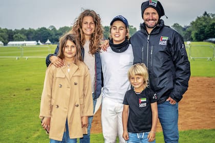 Los Monteverde en pleno. Lukin junto a sus padres, Loli López y Lucas Monteverde, y a sus hermanos, Luna (12) y Lucero (6). Después del partido, celebraron con un gran asado en las caballerizas.