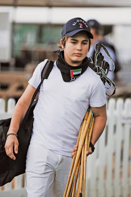 Concentrado, Lucas se dirige a su palenque. A pesar de que está muy comprometido con el deporte, no descuida los estudios. En Argentina es alumno del colegio Silos de Cañuelas, y en el Reino Unido, Joaquina Ulloa, prima de Hilario, lo ayuda a estar al día con el plan escolar.