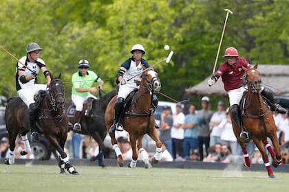 Alejandro Novillo Astrada corre intentando dejar atrás a Jerónimo Del Carril y Facundo Fernández Llorente; La Aguada derrotó al sorprendente La Ensenada por 14 a 12, bregando hasta el final.