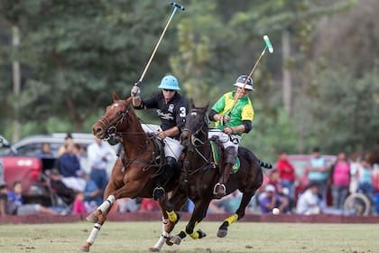Iván Maldonado, de Pompeya (Córdoba), en plena carrera con Juan Carlos Sánchez, de Los Sauces (San Luis), en la final del torneo desarrollado en Tucumán.