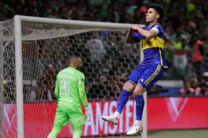 Pol Fernande festeja tras convertir el penal decisivo ante Palmeiras, en la vuelta de la semifinal de la Copa Libertadores