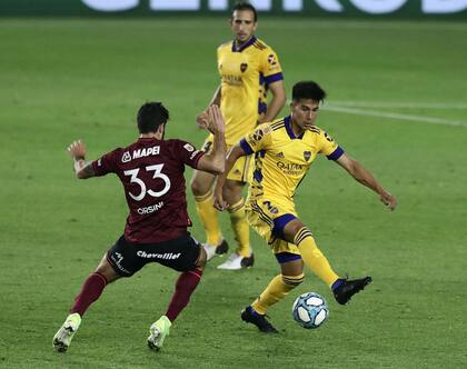 Pol Fernández cubre la pelota en un partido ante Lanús