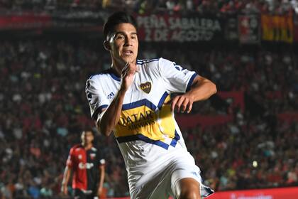 Pol Fernández festeja su gol ante Colón, en Santa Fe, por la última Superliga; de compañero de Riquelme a ser ahora comandado por el ex enganche, uno de los máximos ídolos en la historia de Boca