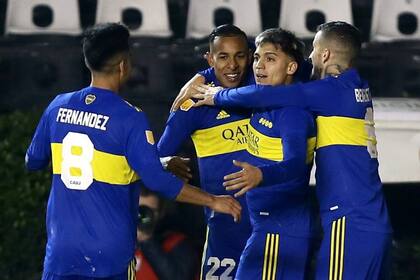 Pol Fernández se suma a los festejos con el abrazo de Villa, Zeballos y Benedetto; Boca ganó bien en la cancha de All Boys