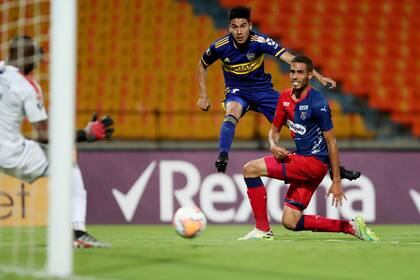 Pol Fernández y una situación clarísima que pasó muy cerca del palo del arquero Mosquera