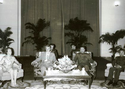 Pol Pot recibiendo a Nicolae Ceauşescu, líder de la República Socialista de Rumania, en 1978