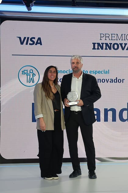 Polack recibió el premio por parte de Silvana Antoniazzi, VP de marketing de Visa