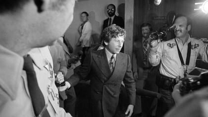 Polanski en 1977, abandonando la corte de Santa Mónica.