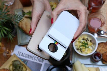 El moto mod Polaroid insta-share printer permite imprimir una foto al instante sacada o recibida en el Moto z3 Play