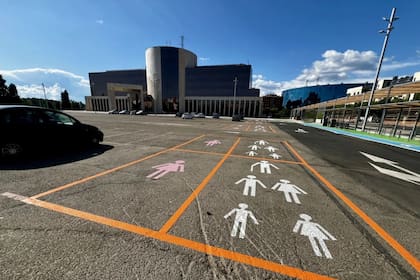 El Ayuntamiento de León habilitó nuevas plazas de estacionamiento pintadas de rosa y con siluetas femeninas, reservadas exclusivamente para mujeres