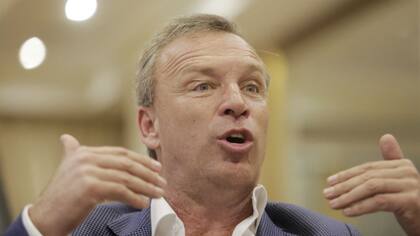 Polémico, defiende su gestión empresarial y alienta el ingreso de inversores