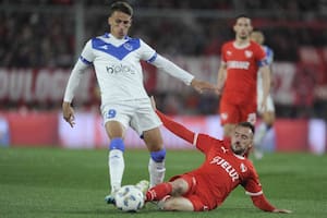 El enojo desenfrenado de un jugador de Vélez por el polémico penal para Independiente