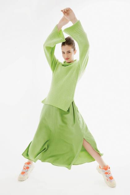 Polera tejida (Naíma), vestido de crepe tipo túnica larga escote en V y zapatilla de capellada engamada en 3 colores de textil tipo mesh en combinación con suede y ecocuero (Mishka)