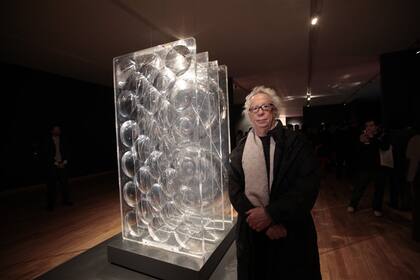 Polesello, junto a una de sus obras (Lupalente, Prisma)