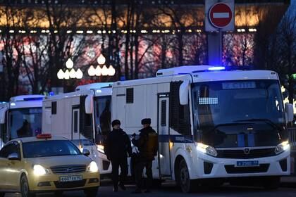 La policía bloquea la plaza Pushkinskaya de Moscú antes de una protesta no autorizada contra la invasión rusa de Ucrania 