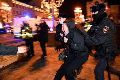 Police officers detain a demonstrator during a protest against Russia's invasion of Ukraine in Moscow on February 24, 2022. - Russian President Vladimir Putin launched a full-scale invasion of Ukraine on Thursday, killing dozens and triggering warnings from Western leaders of unprecedented sanctions. Russian air strikes hit military installations across the country and ground forces moved in from the north, south and east, forcing many Ukrainians flee their homes to the sounds of bombing. (Photo by Alexander NEMENOV / AFP)