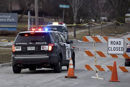 Cinco policías fueron alcanzados por disparos y un sexto excompañero de Martin también resultó herido; todos fueron hospitalizados; él murió en el acto