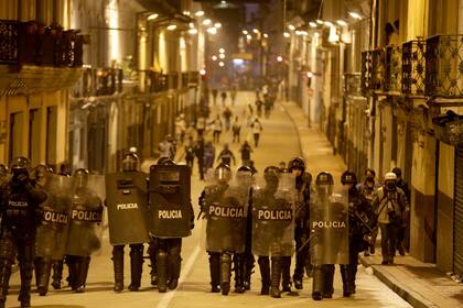 Policía antidisturbios durante la protesta indígena en Quito