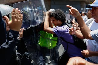 Policía con equipos antimotines bloquea marcha de trabajadores en la capital venezolana