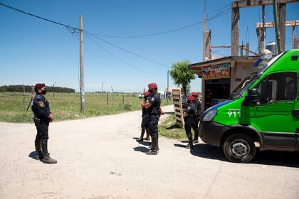 Policías custodian las inmediaciones del predio de Guernica