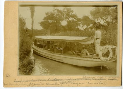 Policía custodiando los arroyos interiores en la “Talita”
