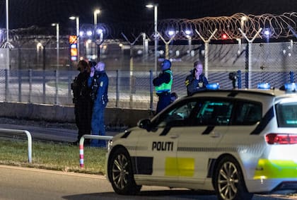 Policía danesa patrulla en un aeropuerto de Copenhague, Dinamarca, el lunes 22 de septiembre de 2025