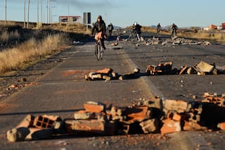 Policía de Bolivia despeja una ruta central tras choque con manifestantes