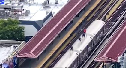 Policía de Nueva York detiene a cuatro jóvenes que practicaban subway surfing.