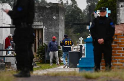 Policía Federal en el cementerio de 9 de Julio