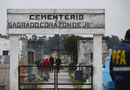 Policía Federal en el cementerio de 9 de Julio