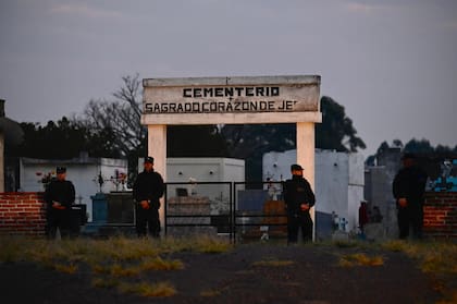 Policía Federal en el cementerio de Nueve de Julio
