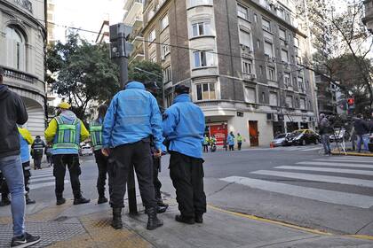 La Policía Federal y la Policía de la Ciudad, esta mañana, en las proximidades del departamento de Cristina Kirchner