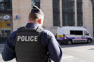 Policía francesa frustra presunto atentado con bomba frente a banco en París