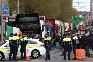 Policía retira a manifestantes que se oponen a reabrir refinería en Irlanda