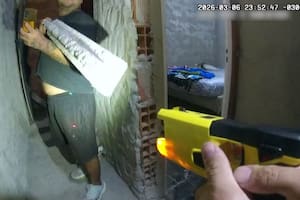 Violencia de género: amenazaba a policías con una viga y fue reducido con un arma no letal