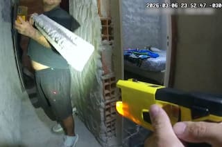 Violencia de género: amenazaba a policías con una viga y fue reducido con un arma no letal